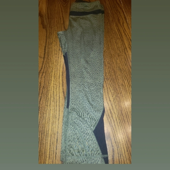 Lulu Cropped Leggings - Picture 1 of 5